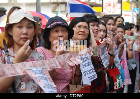 Bangkok, Thaïlande. 7 Février, 2014. Des manifestants anti-gouvernement assister à un rassemblement à Bangkok, Thaïlande, 7 février 2014. Douze groupes de travail seront mis en place pour arrêter les 19 dirigeants des manifestants anti-gouvernement thaïlandais, qui sont sous mandats d'arrêt émis par la Cour pénale de la Thaïlande, un ministre a déclaré jeudi. Credit : Rachen Sageamsak/Xinhua/Alamy Live News Banque D'Images