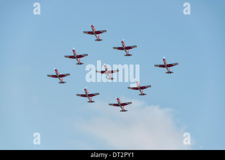 Pilatus NCPC-7 Neuf formateurs turbopropulseurs de la Swiss Aerobatic PC-7 TEAM voler dans une parfaite formation diamant au 2013 RIAT Banque D'Images