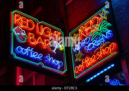 Néons de la lumière rouge Bar Coffee Shop où prendre et fumer des drogues comme la marijuana est légale dans le Quartier Rouge en Banque D'Images