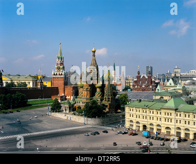 L'Europe, Russie, Moscou, la Place Rouge et du Kremlin avec l'Oignon dômes de la Cathédrale St Basile, UNESCO World Heritage Site. Banque D'Images