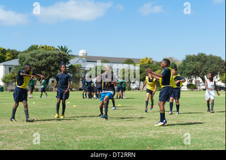 La pratique du football à Groote Schuur High School, Cape Town, Western Cape, Afrique du Sud Banque D'Images