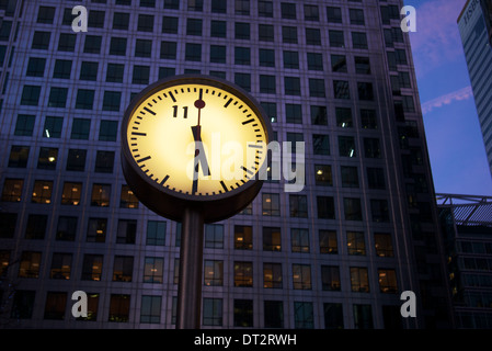 Cinq heures et demie à l'horloge sur le Canada Square à Canary Wharf, London Banque D'Images