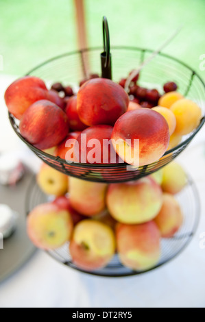 Panier plein de pommes et de Pêches Banque D'Images