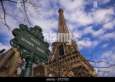 De l'Avenue Gustave Eiffel sous la Tour Eiffel à Paris Banque D'Images