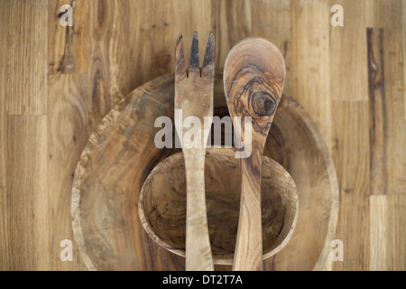 Une table en bois haut avec deux petits bols en bois tourné et deux couverts à salade du grain du bois et des modèles naturels Banque D'Images