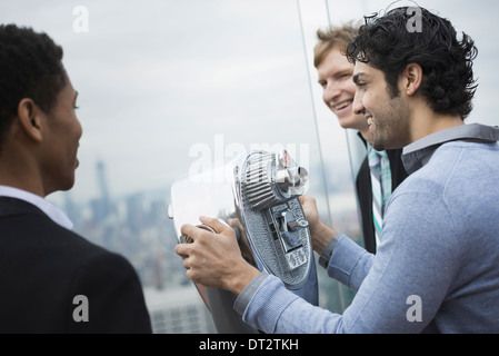 Vue sur cityThree les jeunes hommes à la recherche sur la ville Banque D'Images