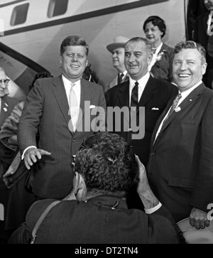 Le sénateur américain John F. Kennedy et Lyndon B. Johnson sénateur pour faire campagne dans l'élection présidentielle le 3 novembre 1960 à Wichita Falls, au Texas. La sénateur Ralph Yarborough est visible sur la droite. Banque D'Images