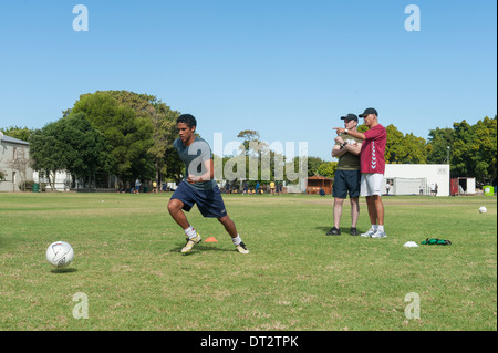 La pratique du football à Groote Schuur High School, Cape Town, Western Cape, Afrique du Sud Banque D'Images