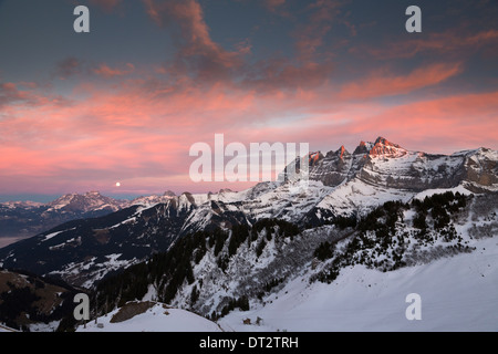 Coucher du soleil dans les Alpes Suisses au-dessus de la station Les Crosets. Banque D'Images