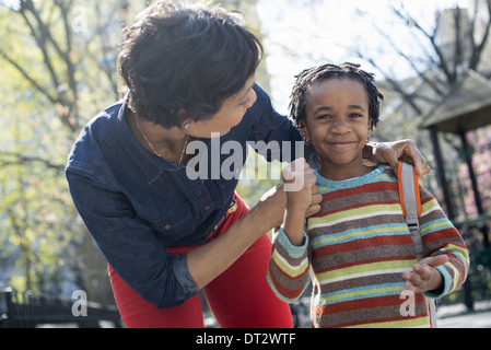 Soleil et cherry blossom une mère et son fils de passer du temps ensemble Banque D'Images