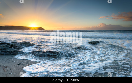 Lever du soleil à Pendower Beach sur la péninsule de Roseland à Cornwall Banque D'Images