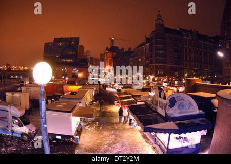 Deutschland, Hambourg, St Pauli, Aufbau des Hamburger Fischmarktes am frühen Sonntagmorgen um 5:00 Uhr im Winter. Banque D'Images