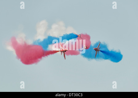 Quatre BAE Hawk Les formateurs de l'équipe de voltige aérienne de la Royal Air Force, les flèches rouges effectuer la manœuvre de la pause Gypo 2013 RIAT Banque D'Images