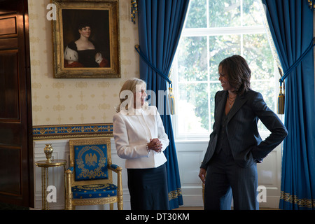 Première Dame Michelle Obama parle avec le Dr. Jill Biden dans la salle bleue de la Maison blanche avant livraison remarques à l'USO 2013 Lauréats Membre de service le 25 octobre 2013 à Washington, DC. Banque D'Images