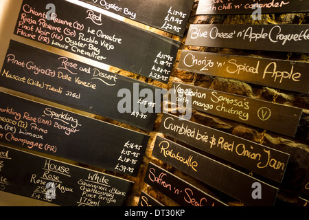 Menu écrit à la main sur les tableaux dans un pub, Gloucestershire, Royaume-Uni Banque D'Images