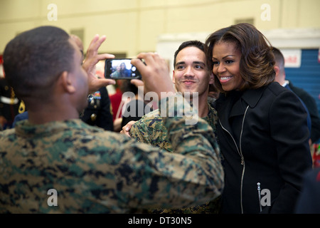 Première Dame Michelle Obama pose pour une photo avec les membres du service après qu'un projet de service Toys for Tots au Joint Base Anacostia-Bolling Toys for Tots Distribution Center 19 Décembre 2013 à Washington, DC. Banque D'Images