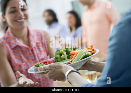 Buffet de salades, de tous âges et ethnies ensemble réunion Banque D'Images