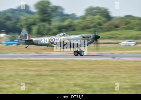 RAF Supermarine Spitfire Mark 16 de la Battle of Britain Memorial Flight accélère au décollage et à l'affichage à l'RIAT Banque D'Images