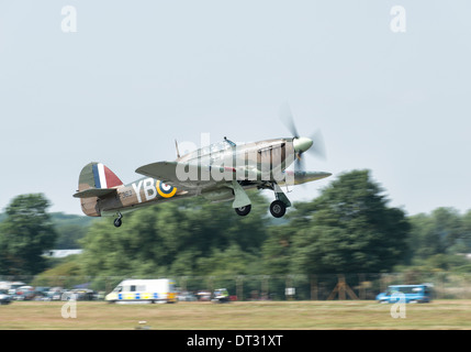 Avion de chasse Hawker Hurricane de la RAF de la Battle of Britain Memorial Flight grimpe après le décollage pour le 2013 RIAT Banque D'Images