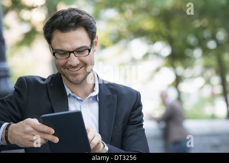 Un homme à l'aide d'une tablette numérique Banque D'Images