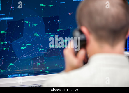 Un contrôleur de la circulation aérienne dans le centre de contrôle aérien de 'Skyguide' est la navigation dans l'espace aérien d'avions à travers la Suisse Banque D'Images