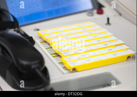 Processus de vol sur le bureau d'un contrôleur de la circulation aérienne dans le centre de contrôle aérien de 'Skyguide' dans Duebendorf Banque D'Images