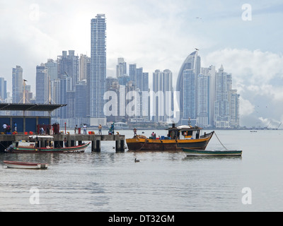 Quai avec des bateaux de pêche en premier plan et gratte-ciel en arrière-plan, la ville de Panama , Panama, Amérique Centrale Banque D'Images