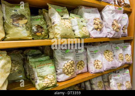 Variété d'écrous sur afficher dans l'alimentation santé shop, UK Banque D'Images