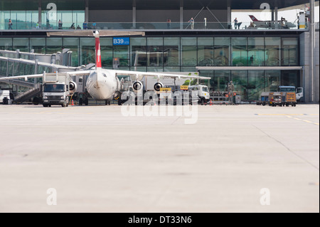 Un Avro "Jumbolino" avion de Swiss International Airlines est en stationnement à l'aérogare de l'aéroport international de Zurich Banque D'Images