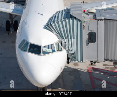 Voir dans le cockpit d'un avion de passagers stationné à l'Aéroport International de Zurich Kloten lors de l'embarquement Banque D'Images