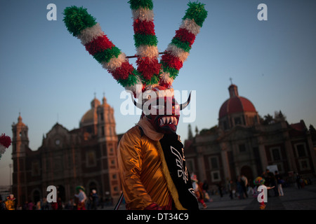 Un danseur vêtu comme un diable rouge, danses la Danza de los Santiagos au pèlerinage à la basilique Notre-Dame de Guadalupe au Mexique Banque D'Images