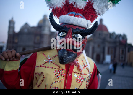 Un danseur vêtu comme un diable rouge, danses la Danza de los Santiagos au pèlerinage à la basilique Notre-Dame de Guadalupe au Mexique Banque D'Images