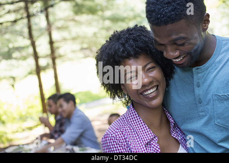 Un autre couple hugging Banque D'Images