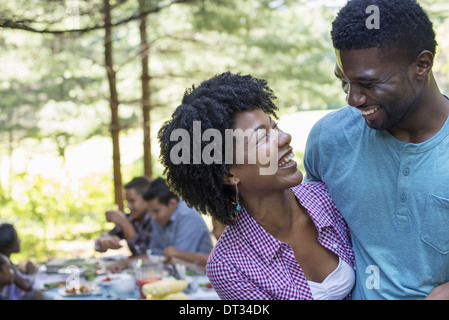 Un autre couple hugging Banque D'Images