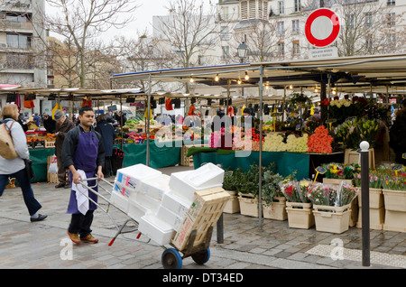 Marché alimentaire extérieur d'Aligre, occupé les fruits et légumes du marché de plein air à la place d'Aligre et la rue, rue d'Aligre. Paris, France. Banque D'Images