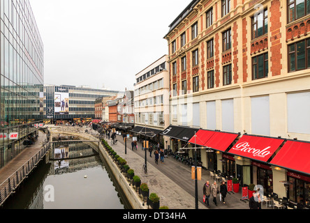 La principale rue commerçante et de canal ou d'Aarhus Arhus, Danemark Banque D'Images