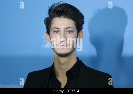 Berlin, Allemagne. 07Th Feb 2014. L'acteur français Pierre Niney pose pendant la photocall pour 'Yves Saint Laurent' au 64e Festival du Film de Berlin, à Berlin, Allemagne, 07 février 2014. Le film est présenté dans Panorama Special de la Berlinale, festival qui se déroule du 06 au 16 février 2014. Photo : JOERG CARSTENSEN/dpa/Alamy Live News Banque D'Images