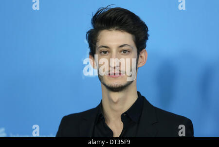 Berlin, Allemagne. 07Th Feb 2014. L'acteur français Pierre Niney pose pendant la photocall pour 'Yves Saint Laurent' au 64e Festival du Film de Berlin, à Berlin, Allemagne, 07 février 2014. Le film est présenté dans Panorama Special de la Berlinale, festival qui se déroule du 06 au 16 février 2014. Photo : JOERG CARSTENSEN/dpa/Alamy Live News Banque D'Images