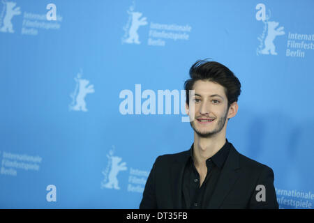 Berlin, Allemagne. 07Th Feb 2014. L'acteur français Pierre Niney pose pendant la photocall pour 'Yves Saint Laurent' au 64e Festival du Film de Berlin, à Berlin, Allemagne, 07 février 2014. Le film est présenté dans Panorama Special de la Berlinale, festival qui se déroule du 06 au 16 février 2014. Photo : JOERG CARSTENSEN/dpa/Alamy Live News Banque D'Images