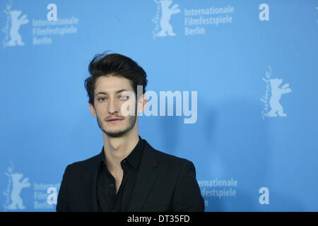 Berlin, Allemagne. 07Th Feb 2014. L'acteur français Pierre Niney pose pendant la photocall pour 'Yves Saint Laurent' au 64e Festival du Film de Berlin, à Berlin, Allemagne, 07 février 2014. Le film est présenté dans Panorama Special de la Berlinale, festival qui se déroule du 06 au 16 février 2014. Photo : JOERG CARSTENSEN/dpa/Alamy Live News Banque D'Images
