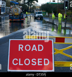 Whyteleafe, Purley, Surrey. Le vendredi 7 février 2014. L'inondation ferme la A22 à Whyteleafe, Purley, Surrey. Crédit : Photo de l'agent de Lindsay/ Alamy Live News Banque D'Images