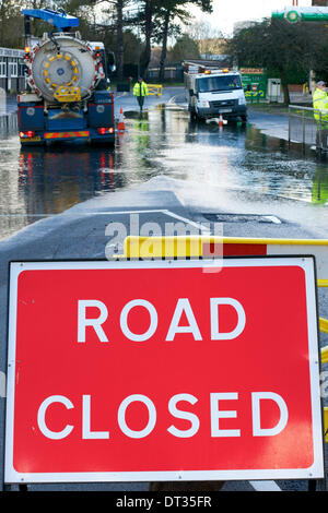 Whyteleafe, Purley, Surrey. Le vendredi 7 février 2014. L'inondation ferme la A22 à Whyteleafe, Purley, Surrey. Crédit : Photo de l'agent de Lindsay/ Alamy Live News Banque D'Images