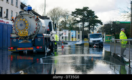 Whyteleafe, Purley, Surrey. Le vendredi 7 février 2014. L'inondation ferme la A22 à Whyteleafe, Purley, Surrey. Crédit : Photo de l'agent de Lindsay/ Alamy Live News Banque D'Images