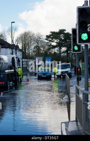 Whyteleafe, Purley, Surrey. Le vendredi 7 février 2014. L'inondation ferme la A22 à Whyteleafe, Purley, Surrey. Crédit : Photo de l'agent de Lindsay/ Alamy Live News Banque D'Images