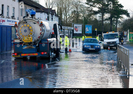 Whyteleafe, Purley, Surrey. Le vendredi 7 février 2014. L'inondation ferme la A22 à Whyteleafe, Purley, Surrey. Crédit : Photo de l'agent de Lindsay/ Alamy Live News Banque D'Images