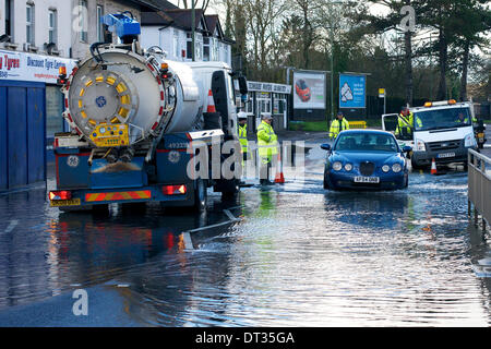 Whyteleafe, Purley, Surrey. Le vendredi 7 février 2014. L'inondation ferme la A22 à Whyteleafe, Purley, Surrey. Crédit : Photo de l'agent de Lindsay/ Alamy Live News Banque D'Images