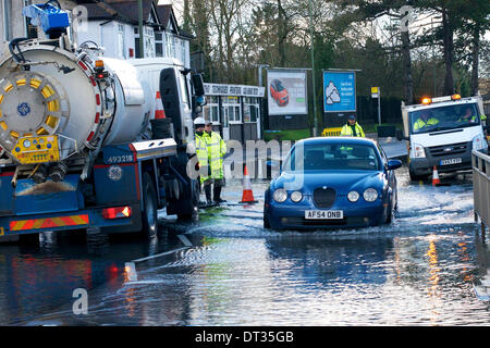 Whyteleafe, Purley, Surrey. Le vendredi 7 février 2014. L'inondation ferme la A22 à Whyteleafe, Purley, Surrey. Crédit : Photo de l'agent de Lindsay/ Alamy Live News Banque D'Images