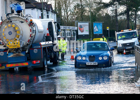 Whyteleafe, Purley, Surrey. Le vendredi 7 février 2014. L'inondation ferme la A22 à Whyteleafe, Purley, Surrey. Crédit : Photo de l'agent de Lindsay/ Alamy Live News Banque D'Images