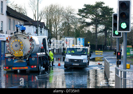 Whyteleafe, Purley, Surrey. Le vendredi 7 février 2014. L'inondation ferme la A22 à Whyteleafe, Purley, Surrey. Crédit : Photo de l'agent de Lindsay/ Alamy Live News Banque D'Images