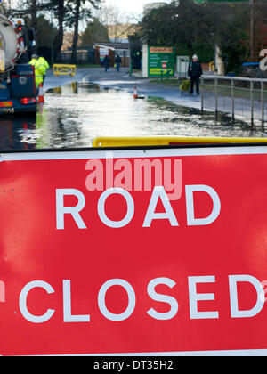 Whyteleafe, Purley, Surrey. Le vendredi 7 février 2014. L'inondation ferme la A22 à Whyteleafe, Purley, Surrey. Crédit : Photo de l'agent de Lindsay/ Alamy Live News Banque D'Images